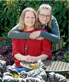  ?? MARK TAYLOR/STUFF ?? Hussey wants funding for Ibrance, and will travel to Wellington to help present a petition. She’s pictured with daughter Tash, 24.