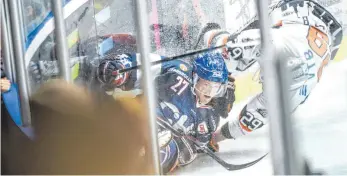  ?? FOTO: FELIX KÄSTLE ?? Intensiv war das Topspiel zwischen den Towerstars (links Kilian Keller) und den Löwen Frankfurt (Brett Breitkreuz).