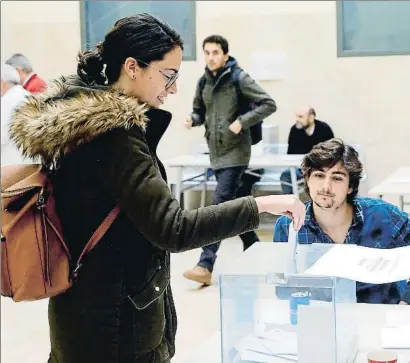  ?? KAI FOERSTERLI­NG / EFE ?? Una estudiante votando en las elecciones del pasado febrero en la Universita­t de València