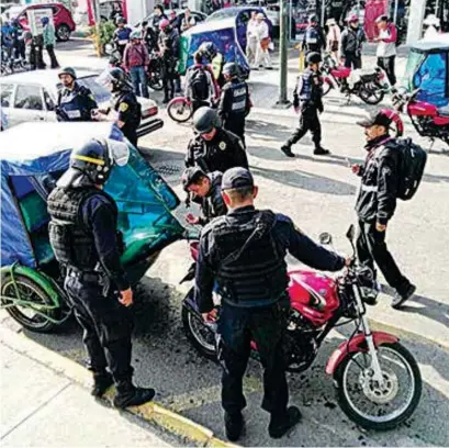  ??  ?? LOS FRENAN. Primero fue en Tláhuac y ayer el operativo contra mototaxis llegó a la delegación Venustiano Carranza.