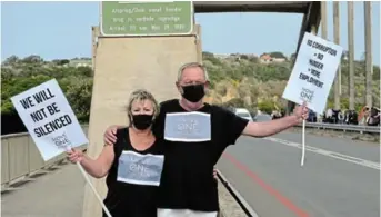  ?? Picture: JON HOUZET ?? MOTIVATED TO DO SOMETHING: Newcomers to Port Alfred from KwaZulu-Natal, Ginny and Brian Rogers organised the Move One Million protest on Port Alfred s Nico Malan Bridge last Saturday