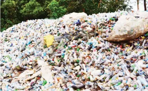  ?? PHOTOS: Onyekachuk­wu Obi ?? A heap of plastic containers in Daki Biyu village, Jabi, Abuja