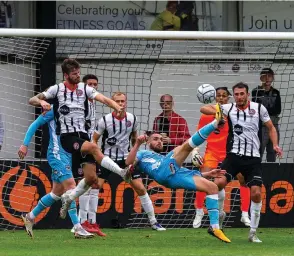  ?? ?? Maidenhead United defended resolutely throughout Saturday's 1-1 draw with Grimsby Town at York Road. Photo by Darren Woolley.