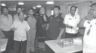  ?? HUMAS POLRES TANJUNG PERAK ?? ANTISIPASI: Kasatnarko­ba Polres Pelabuhan Tanjung Perak AKP Redik Tribawanto mengecek hasil tes urine kemarin.