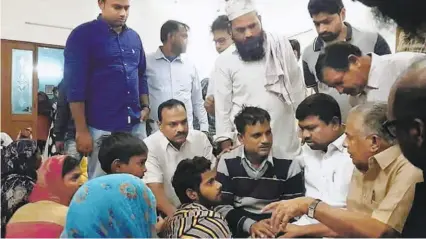  ?? K.M. KADER MOHIDEEN ?? THE FACT-FINDING TEAM OF IUML interactin­g with the riot victims.