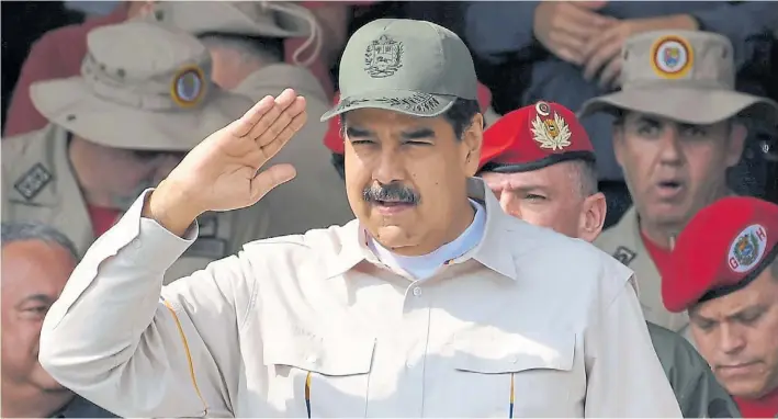  ?? AFP ?? Saludo uno. El presidente venezolano Nicolás Maduro, el sábado en el Fuerte Tuna, durante el aniversari­o del fallido golpe de Estado contra su antecesor, Hugo Chávez, en 2002.