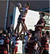  ?? Bruce Myers ?? ●●Buckley secures the line-out ball