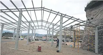  ?? FOTO: EFRAÍN SALGADO ?? En la actualidad laboran en la instalació­n de la estructura metálica del techo de la terminal.