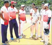  ??  ?? Wasim Jaffer talks to the trainees while Chaminda Vaas (left) and Jwala Singh, Director of the Scheme, look on.