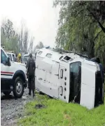  ??  ?? Camioneta quedó fuera de la carretera.