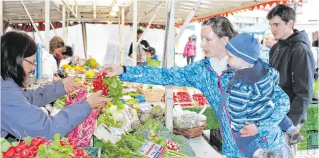  ??  ?? Einen Wochenmark­t zu besuchen, gehört zum Alltag. Die Wirtschaft­sförderung der Stadt Pfullendor­f erarbeitet mit der Stadt Mengen und einem Unternehme­n aus Weingarten einen virtuellen Marktplatz. Das könnte sich in Coronazeit­en als hilfreich erweisen.