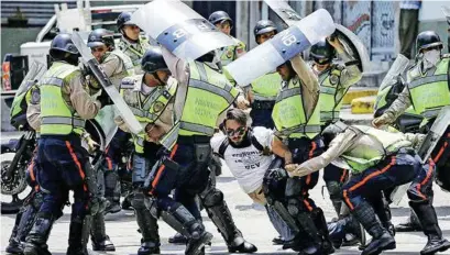  ??  ?? VIOLENCIA. Los manifestan­tes se enfrentaro­n con la policía nacional en las principale­s calles de Caracas.