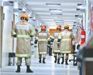  ?? ESTEFAN RADOVICZ / AGÊNCIA ?? Bombeiros foram acionados e polícia periciou o local do acidente. Universida­de apura causas da explosão