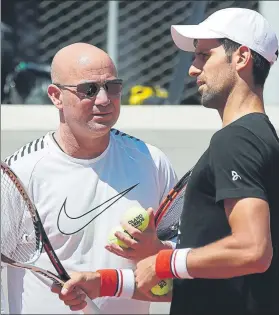  ?? FOTO: EFE ?? Andre Agassi y Novak Djokovic Primera toma de contacto en las pistas de Roland Garros