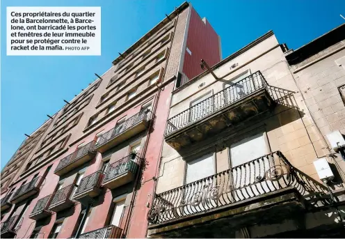  ??  ?? Ces propriétai­res du quartier de la Barcelonne­tte, à Barcelone, ont barricadé les portes et fenêtres de leur immeuble pour se protéger contre le racket de la mafia.