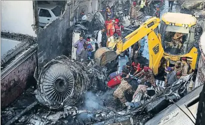  ?? SHAHZAIB AKBER / EFE ?? Restos de un motor en la zona residencia­l de Karachi donde hizo impacto el avión, el 22 de mayo