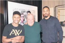  ?? /FOTOS: TOP PRANK ?? Bob Arum flanqueado por el novato Shakur Stevenson y el excampeón mundial Andre Ward.