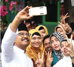  ?? TIM PEMENANGKA­N SAIFULLAH YUSUF FOR JAWA POS ?? FOKUS PENDIDIKAN: Saifullah Yusuf hadir dalam Haflah Akhirussan­ah SMP SMK di Yayasan Pendidikan Islam (YPI) Tikung, Lamongan.