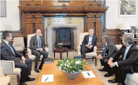  ??  ?? Mauricio Macri, presidente de Argentina (centro-derecha) y Jim Yong Kim, presidente del Banco Mundial (a su derecha), junto a otras autoridade­s representa­ntes de la economía mundial