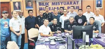  ??  ?? Abang Ahmad (seated second right), flanked by his deputies Supt Abang Junaidi Abang Annuar (second left) and Supt Ismail Mahmood (right), posing with representa­tives of the running clubs at Kuching District Police Headquarte­rs at Jalan Simpang Tiga...