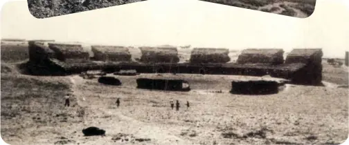  ?? FOTO: Jorge Armestar ?? El biblioteca­rio del Consorcio, muestra imágenes del Teatro Romano siendo plaza de toros.