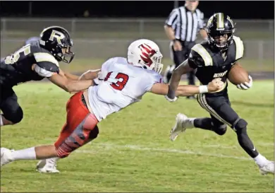  ?? Jeremy Stewart ?? Rockmart’s Keyshaun McCullough (right) breaks away from Sonoravill­e’s Jebb Knight (13) as Lanear McCrary lends a hand on a run during the third quarter of Friday’s game at Rockmart High School.