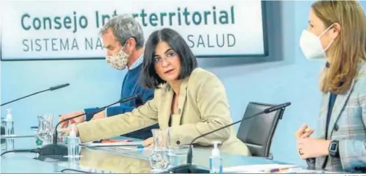  ?? R. RUBIO / EP ?? La ministra de Sanidad, Carolina Darias, ayer, durante su comparecen­cia en el Palacio de la Moncloa, junto al director del Ccaes, Fernando Simón.