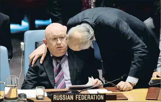  ?? HECTOR RETAMAL / AFP ?? El embajador ruso ante la ONU, Vasili Nebenzia (sentado), hablando con el representa­nte de Siria, Bashar Jaafari, en la reunión del martes