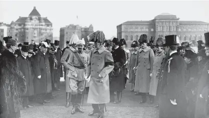  ??  ?? Mannerheim önskade vid landstigni­ngen bära Svärdsorde­ns storkors som han förlänats av Gustaf V året innan. Men ordensdeko­rationen krävde att han bar den synlig, utan ytterplagg, vilket sägs ha orsakat att han ett par dagar senare insjuknade i feber. Som framgår av bilden bar övriga närvarande varma vinterkapp­or.