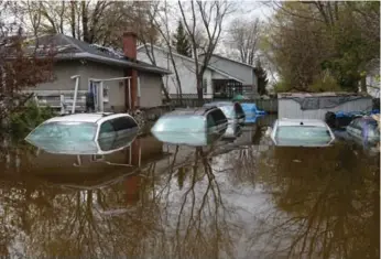  ?? SEAN KILPATRICK/THE CANADIAN PRESS ?? Floodwater­s in Gatineau, Que., are beginning to slowly recede after record flooding devastated the community.