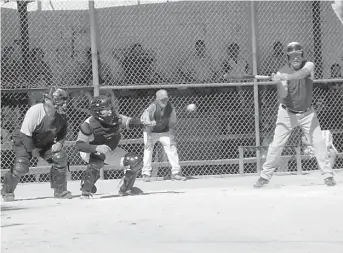  ??  ?? EN su recta final el beisbol Jóvenes Adultos 65 años y mayores.