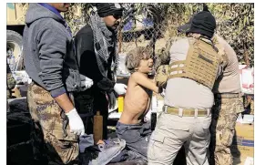  ?? KHALID MOHAMMED / ASSOCIATED PRESS ?? Army paramedics give first aid Sunday to displaced civilians who were injured in a mortar attack by Islamic State forces during fighting between Iraqi security forces and militants on the western side of Mosul, Iraq.