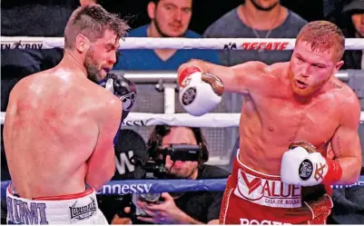  ??  ?? El tapatío Saúl Álvarez sacude el rostro de Rocky Fielding en su pelea del 15 de diciembre pasado.