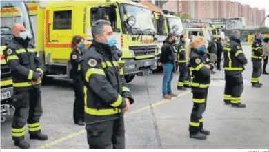  ?? VANESA LOBO ?? Homenaje de los bomberos ayer ante las instalacio­nes del parque de Martín Ferrador.