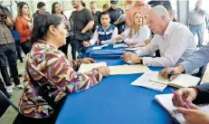  ?? /ANTONIO MELÉNDEZ ?? En su despacho itinerante, el alcalde Zermeño atendió peticiones de la colonia Ciudad Nazas