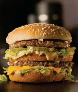  ??  ?? Indice. Il Big Mac non è più solo un panino: dal 1986 l’Economist lo ha elevato al rango di indice del potere d’acquisto