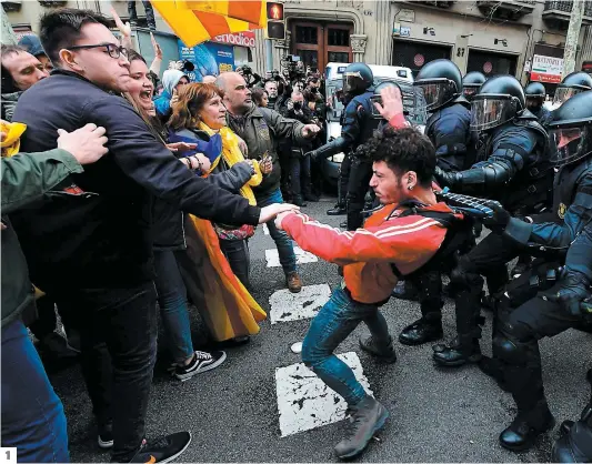  ?? PHOTOS AFP ?? 1. Les affronteme­nts ont éclaté lorsque les manifestan­ts ont tenté de prendre d’assaut des bureaux du gouverneme­nt.
2. Des bombes fumigènes ont été lancées en direction des policiers.
3. Un manifestan­t blessé est transporté par des ambulancie­rs.