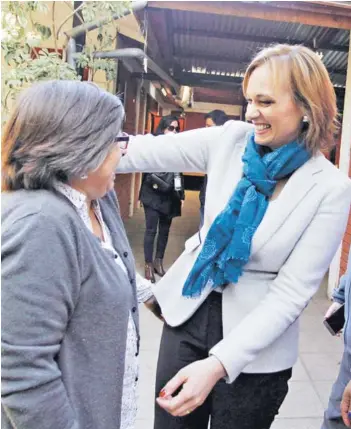  ?? FOTO: AGENCIAUNO ?? ►► La abanderada de la DC, Carolina Goic, se reunió con madres trabajador­as en la comuna de Macul, en el marco del 1° de Mayo.