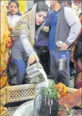  ?? GURMINDER SINGH/HT ?? A devotee offers milk at a temple in Ludhiana on the occasion of Maha Shivratri on Friday.