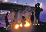  ?? SATISH BATE/HT PHOTO ?? People warm themselves around a bonfire at Bandra, on Wednesday.