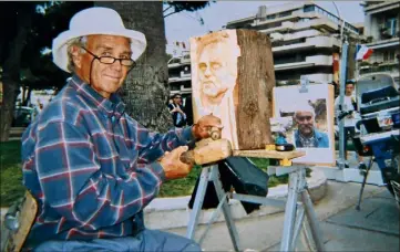  ??  ?? Toujours armé de son maillet, Eugène taillait sur souche; toujours assis sur la Croisette. Lui aussi en était devenu, à sa façon, une vedette. (Photo et repros Eric Ottino)