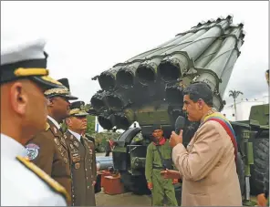  ??  ?? PODER DE FUEGO. El jefe de Estado en un acto de las Fuerzas Armadas Bolivarian­as. El chavismo gastó 5.657 millones de dólares en armamento.