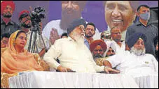  ?? SANJEEV KUMAR/HT ?? SAD patriarch and former CM Parkash Singh Badal with party chief Sukhbir Singh Badal and MP Harsimrat Kaur Badal during a ‘rosh rally’ at Bathinda on Sunday.