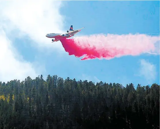  ?? ESPECIAL ?? Una combinació­n de agua y retardante es arrojada por la aeronave en la zona boscosa de la región citrícola.