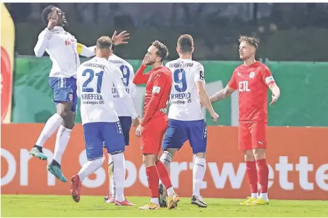  ?? FOTO: STEFAN BRAUER ?? Im Hinspiel gegen den FC Viktoria Köln erzielte Assani Lukimya, der hier jubelnd hoch springt, den Treffer zur 1:0-Führung des KFC.