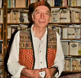  ?? (Photo A. S.) ?? Patrick Quillier au sein de sa bibliothèq­ue au Pigeonnier à Aiglun.