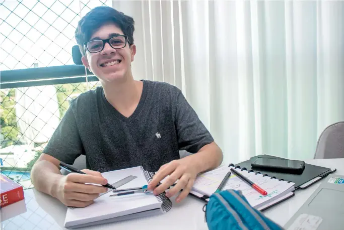  ?? NARA GENTIL ?? O estudante Guilherme Queiroz, do segundo ano, reserva três vezes por semana para resolver as questões da matéria