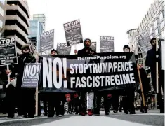  ??  ?? Manifestan­tes antiTrump durante una protesta, ayer en Washington, en rechazo a lo que denominan régimen fascista.
