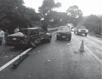  ?? FOTO: MIGUEL ROJAS ?? El taxista junto con su pasajero salieron ilesos dejando a su suerte la unidad/