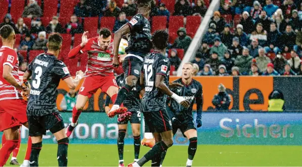  ?? ?? Mergim Berisha (Mitte) kommt völlig frei zum Kopfball und trifft nach einer Ecke von Arne Engels zum 1:0 für den FC Augsburg. Foto: Christian Kolbert, kolbert-press